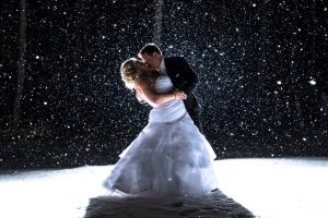 photographe de mariage d'hiver photo couple avec de la neige st-eustache dans les laurentides