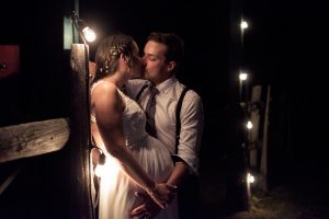 photographe de mariage rustique dans les laurentides photo de soir près d'une grange
