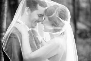 photographe de mariage à st-eustache dans les laurentides noir et blanc naturelle chez constantin style rustique