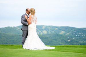 photo de couple prise par un photographe professionnel dans un mariage à l'auberge du mont gabriel sur un terrain de golf