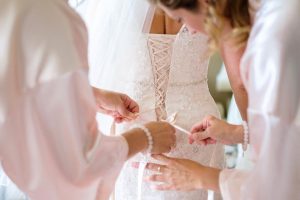 préparation de la mariée dans sa robe professionnelle prise par un photographe de mariage