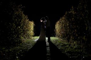 photo de mariage dans un vignoble la nuit à st-eustache dans les laurentides