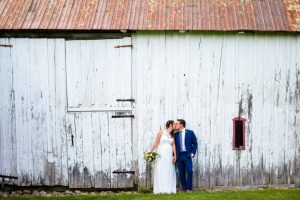 mariage extérieur rustique grange photo de couple prise par un photographe pinterest