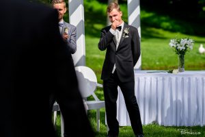 réaction du marié pendant la cérémonie extérieure à la distinction à joliette par un photographe professionnel de luxe