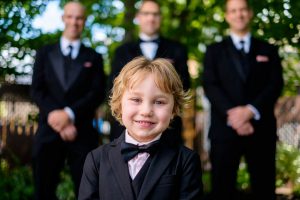 photographie d'enfant en mariage habillé en tuxedo chic pendant la préparation