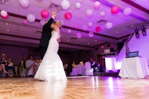première dans dans un mariage à la réception capturé par un photographe de mariage professionnel