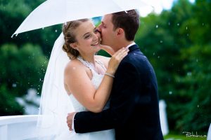 photographe de mariage professionnel à la champenoise sur la rive-sud photo à la pluie de mariées
