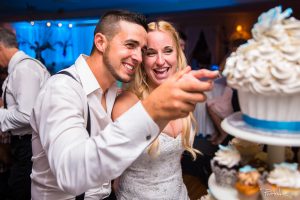 mariés qui coupent leur gateau après leur cérémonie de mariage à st-eustache chez constantin