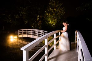 photo de mariage prise le soir par un photographe de mariage à la distinction à joliette au bords de l'eau