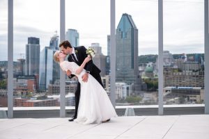 photographe de mariage avec style urbain terrasse sur le toit à montréal photo de couple qui s'embrasse